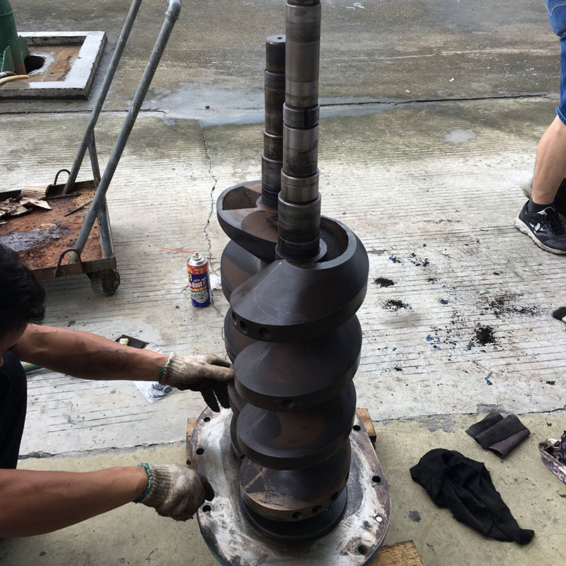 Vacuum pump clearance adjustment